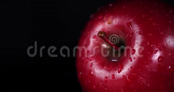 用水滴旋转新鲜的红苹果视频的预览图