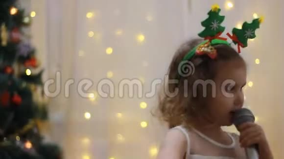 女孩在麦克风里唱圣诞歌曲视频的预览图