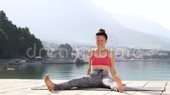 运动女孩在海上瑜伽课后放松视频的预览图