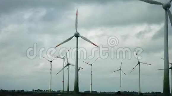 天空背景上的风力涡轮机德国视频的预览图