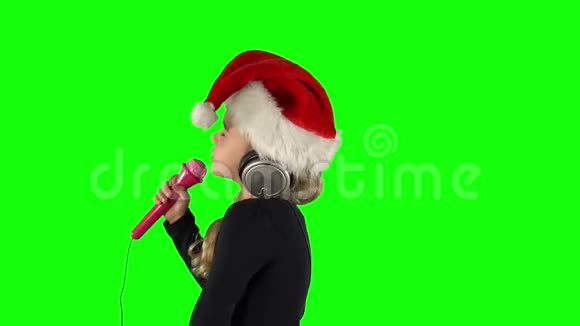 5岁小孩用粉色麦克风唱圣诞歌曲视频的预览图