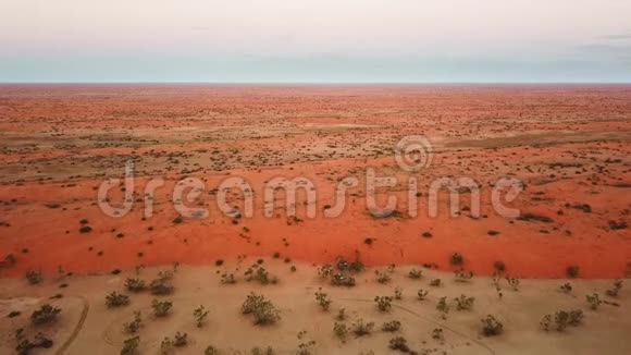 在澳大利亚沙漠上空的空中射击追踪在后面南澳大利亚州Strzelecki沙漠视频的预览图