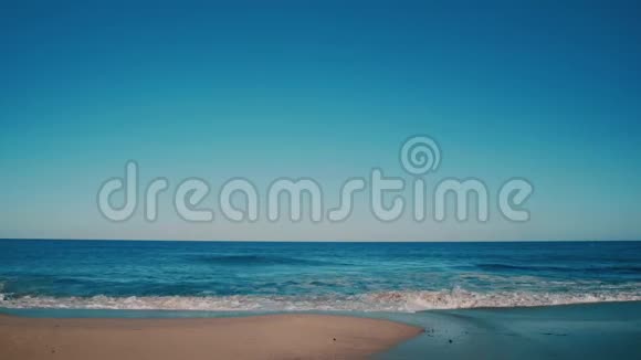 干净的热带海滩被海水冲刷视频的预览图