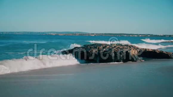 透明的海浪在岩石上破碎视频的预览图