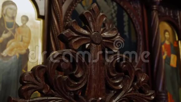 传统东正教教堂的内部木制交叉雕刻视频的预览图