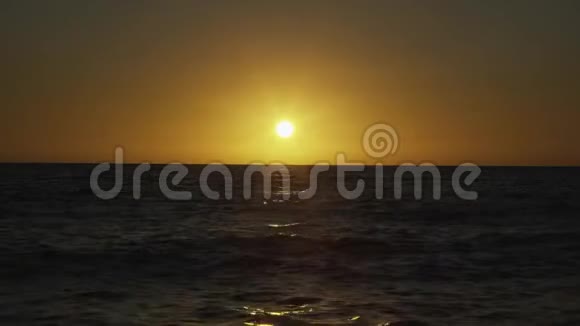 夕阳把大海的天空染成黄色视频的预览图