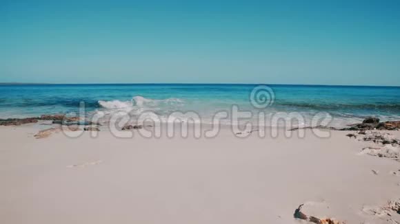 透明的绿松石海浪在海滩上破碎视频的预览图