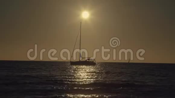 福门泰拉日落与帆船视频的预览图