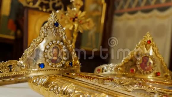 传统东正教教堂的内部传统婚礼皇冠视频的预览图