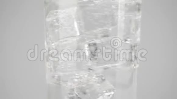 冰块在白底的纯水中旋转和漂浮呆在家里的概念视频的预览图