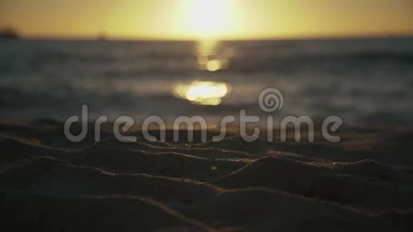 海面和海滩沙的日落反射视频的预览图