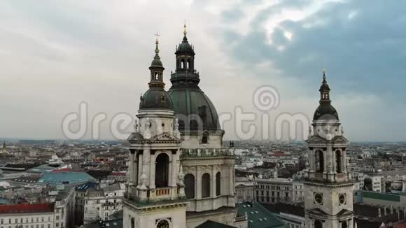 布达佩斯市景及圣斯蒂芬大教堂穹顶空中景观4k视频的预览图