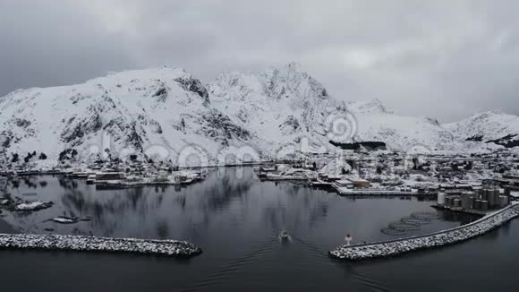 冬天在有雪山和船的洛顿群岛视频的预览图