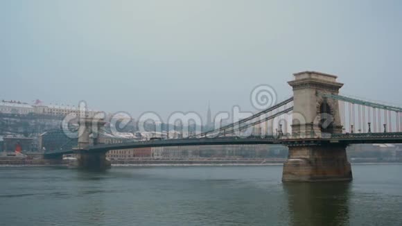 匈牙利布达佩斯多瑙河上的链桥每秒50帧视频的预览图