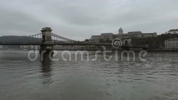 匈牙利布达佩斯多瑙河上的塞切尼链桥的俯视图视频的预览图