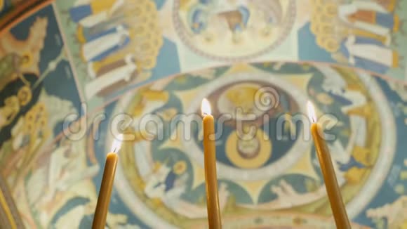 传统东正教教堂的内部燃烧蜡烛视频的预览图