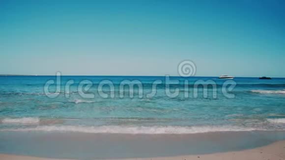 热带天堂海滩被碧波荡漾视频的预览图