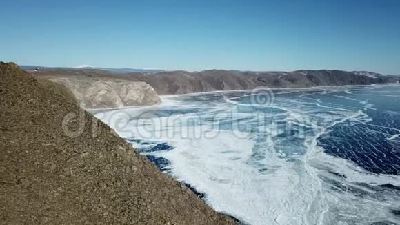 冬季沿贝加尔湖海岸线飞行视频的预览图