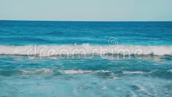 天堂海滩上美丽透明的蓝海视频的预览图