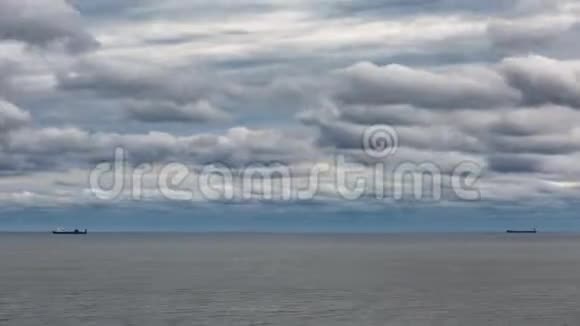 海上货船风暴海雷云视频的预览图
