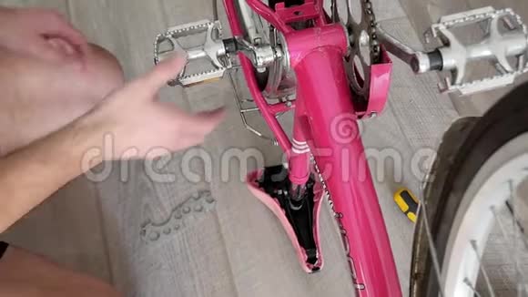 父亲修理他女儿的自行车印支修理车轮和齿轮视频的预览图