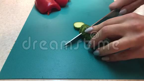 切鲜绿黄瓜女主厨切菜做美味的新鲜沙拉当午餐视频的预览图