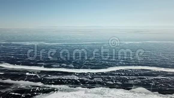 冬季贝加尔湖的空中全景视频的预览图