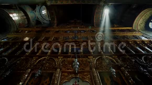 一座传统东正教教堂的内部金像馆视频的预览图