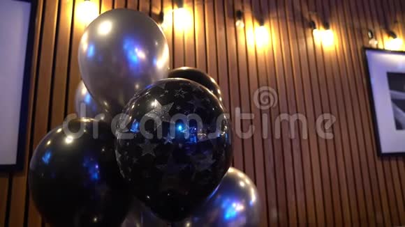 节日用的银色和黑色气球视频的预览图