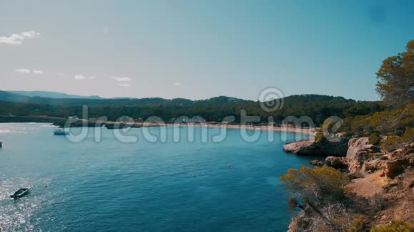 卡拉巴萨海滩伊比萨的宽镜头视频的预览图