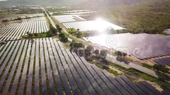 空中大型太阳能农场背景阳光反射太阳能电池板视频的预览图