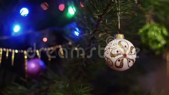 一个有图案的白球挂在圣诞树上视频的预览图