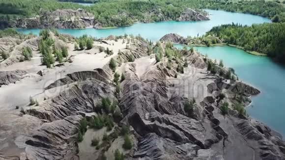 从一棵树的沙坑和一个湖水的湖泊中可以看到生动的鸟瞰效果就像一座有瓦勒的微型山脊视频的预览图
