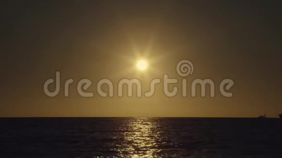 因门提拉岛日落船经过视频的预览图