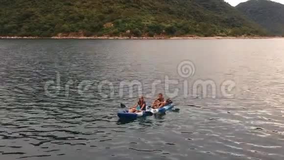 独木舟中的男人和女人慢慢滑行视频的预览图