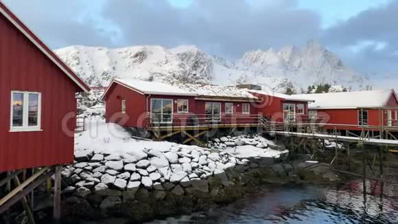 典型的挪威红色小屋和背景山脉视频的预览图