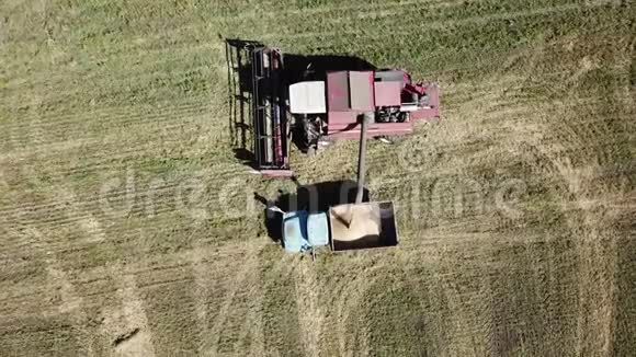 空中无人机在农场工作期间的填充过程视频的预览图