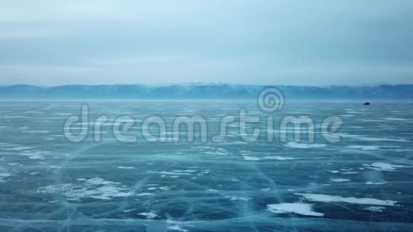 冬季观赏贝加尔湖全景车辆穿越该湖视频的预览图