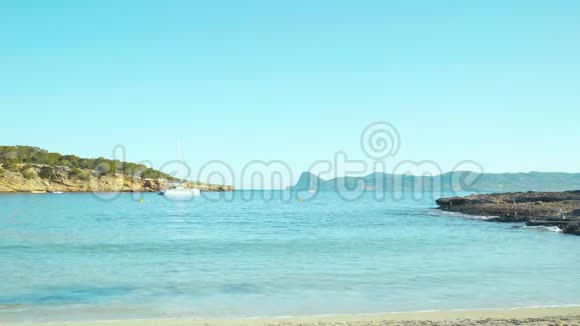 卡拉巴萨海滩伊比萨岛夏季下午视频的预览图