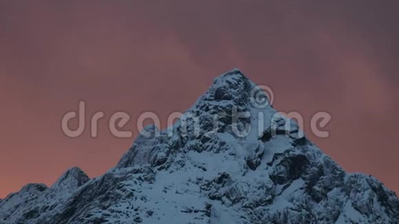 冬天的陡峭的山日落时的橙色天空视频的预览图