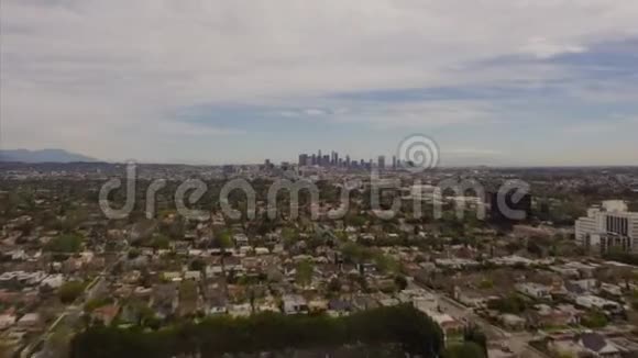 AERIALYPERLAPSE在洛杉矶市中心只有阴天钻空子时间过去4K视频的预览图
