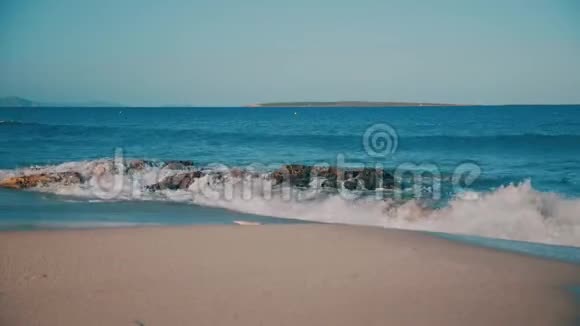 洛基福门泰拉海滩被干净的海浪冲走了视频的预览图
