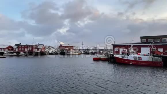 典型的挪威红色小屋洛福顿群岛视频的预览图