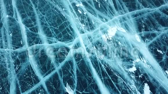 垂直上升在冰面上裂缝在厚厚的固体层的冻结贝加尔湖在西伯利亚俄罗斯视频的预览图