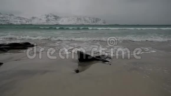 兰伯格海滩背景是雪山波来了绿松石水视频的预览图