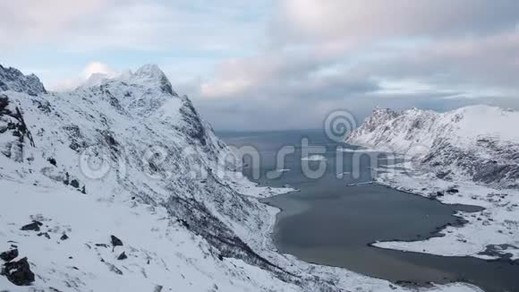 唐斯塔德峡湾和有山的村庄在冬季视频的预览图