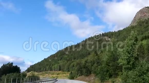 驾驶高山挪威夏季公路旅行视频的预览图