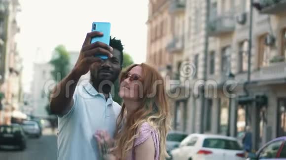 年轻的幸福夫妇在城市街头自拍视频的预览图