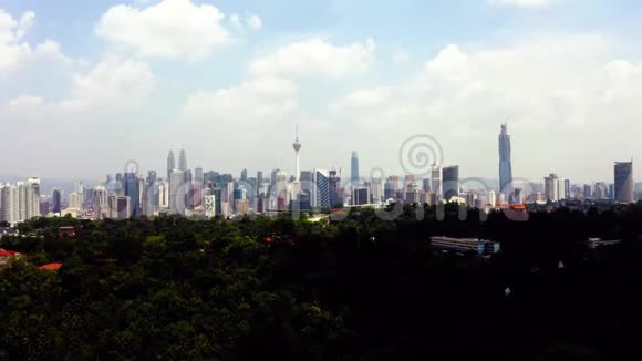 马来西亚吉隆坡市中心建筑物和地标中心的空中镜头视图视频的预览图