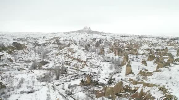 乌希萨尔城堡无人机在冬天用雪射中视频的预览图
